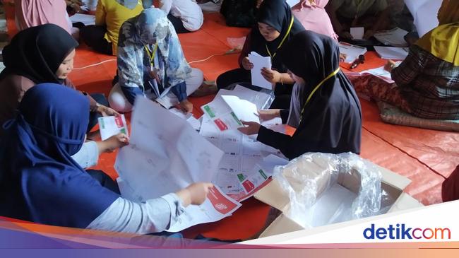ribuan-surat-suara-di-banyuwangi-rusak,-kpu:-sobek-hingga-ada-bercak-tinta