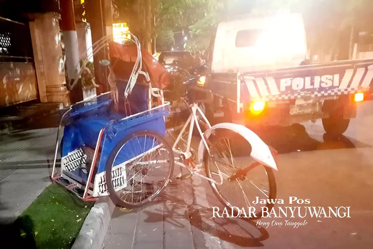 lagi-asyik-beristirahat,-tukang-becak-di-banyuwangi-ini-disambar-xenia-oleng-–-radar-banyuwangi