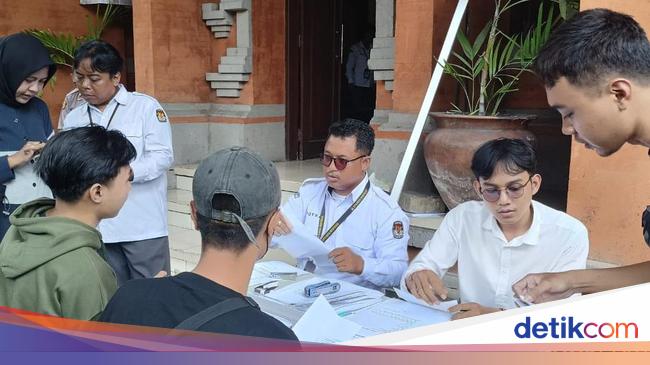 hari-terakhir-layanan-pindah-memilih,-kpu-denpasar-dipadati-warga