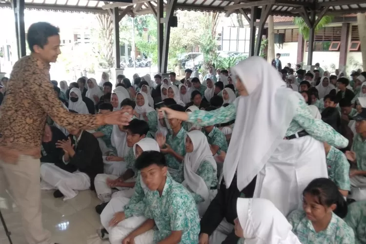 jadi-guru-besar-ugm,-alumni-smpn-1-banyuwangi-bagi-pengetahuan-scientist-ke-adik-kelas