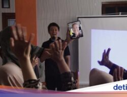 Hebohnya Ratusan Pengajar Situbondo saat Disapa Ganjar via Video Call