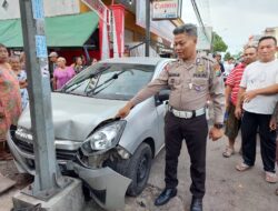 Daihatsu Ayla Oleng di Genteng Tabrak Pengendara Roda Dua