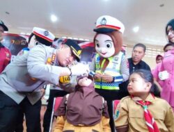 Sukseskan Sub PIN Polio, Polresta Banyuwangi Bagikan Bingkisan ke Siswa SD – Tribunjatim.com