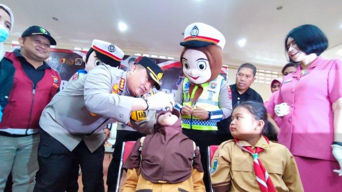 sukseskan-sub-pin-polio,-polresta-banyuwangi-bagikan-bingkisan-ke-siswa-sd-–-tribunjatim.com