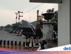 Petaka Penjaga Pelintasan Terlelap Berujung Bus Tertabrak KA di Jember
