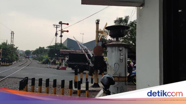 petaka-penjaga-pelintasan-terlelap-berujung-bus-tertabrak-ka-di-jember