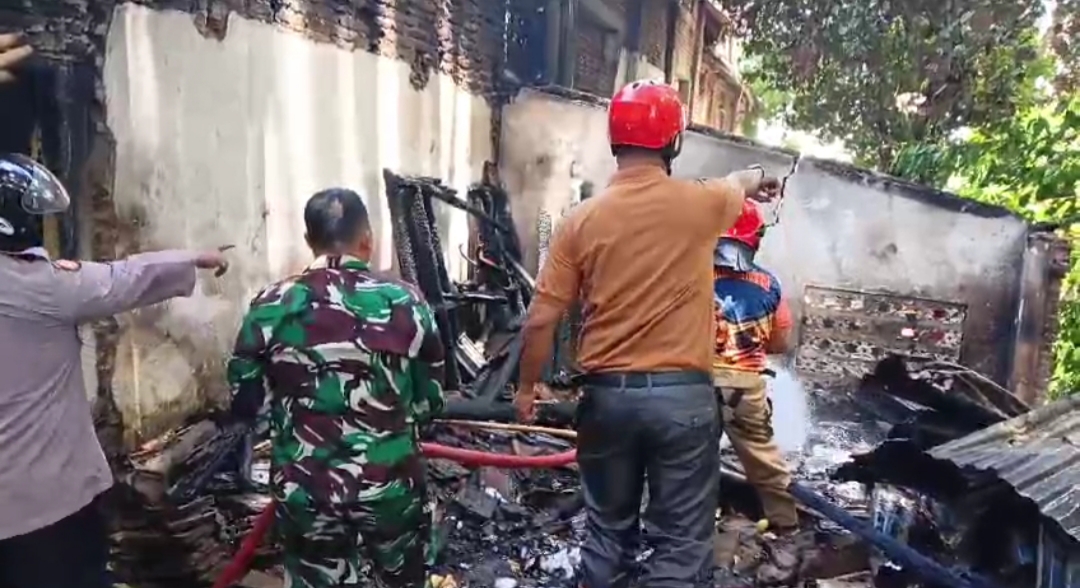 setengah-ruang-pkk-dan-aula-desa-kedayunan-menjadi-sasaran-si-jago-merah