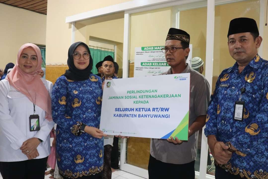 ketua-rt-dan-rw-di-banyuwangi-dapat-jaminan-bpjs-ketenagakerjaan