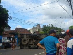 Parkir di Depan Bengkel, Honda Scoopy Malah Ditabrak Truk Box