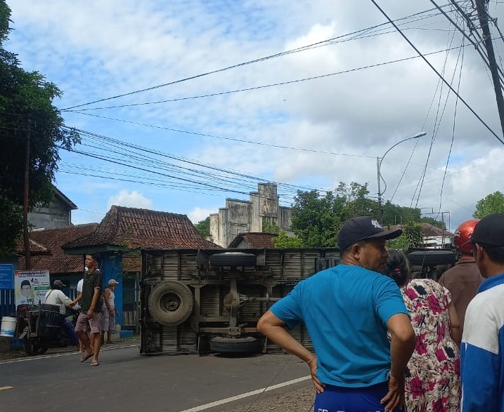 parkir-di-depan-bengkel,-honda-scoopy-malah-ditabrak-truk-box