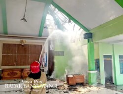 Gegara Percikan Api dari Sampah Terbawa Angin, Kantor Desa Kedayunan Banyuwangi Terbakar