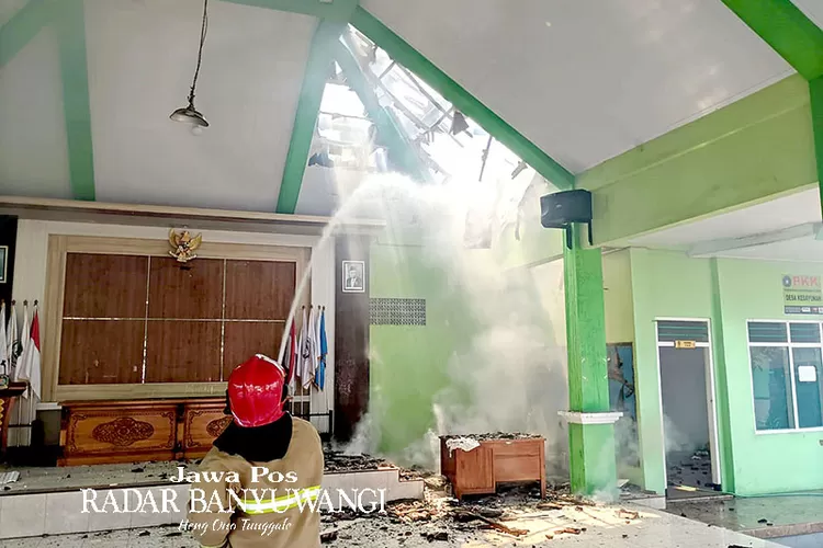 gegara-percikan-api-dari-sampah-terbawa-angin,-kantor-desa-kedayunan-banyuwangi-terbakar