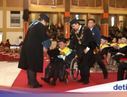 Keren! Duwi dan Elo Wisudawan UB Buktikan Fisik Terbatas Tak Halangi Mimpi