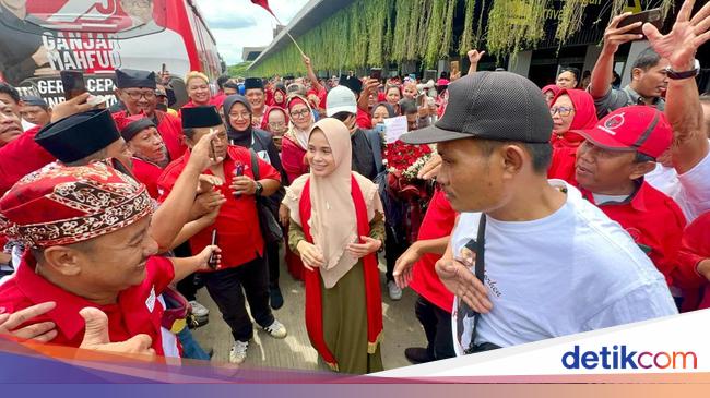 tiba-di-bandar-udara-banyuwangi,-atikoh-istri-ganjar-disambut-tarian-jejer