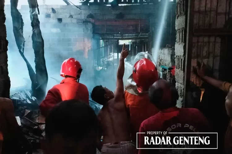 gudang-penyimpanan-barang-bekas-terbakar,-api-diduga-dari-puntung-rokok-yang-dibuang-sembarangan