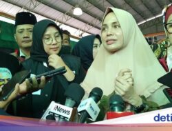 Atikoh Ganjar Kampanyekan 1 Sarjana 1 KK ke Buruh Pengalengan Ikan Banyuwangi