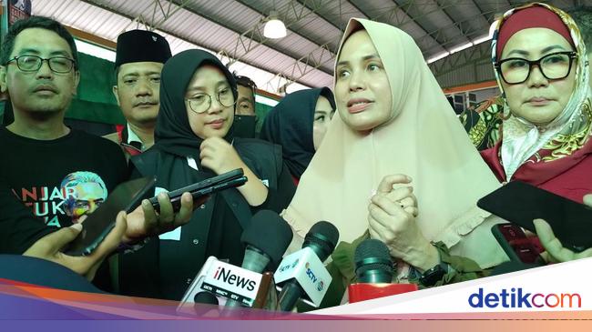 atikoh-ganjar-kampanyekan-1-sarjana-1-kk-ke-buruh-pengalengan-ikan-banyuwangi