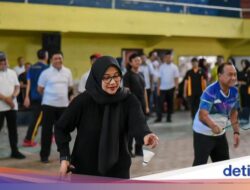 Keseruan Bupati Ipuk Main Badminton Bareng Forkopimda Banyuwangi