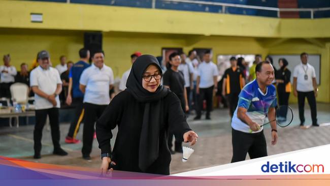 keseruan-bupati-ipuk-main-badminton-bareng-forkopimda-banyuwangi