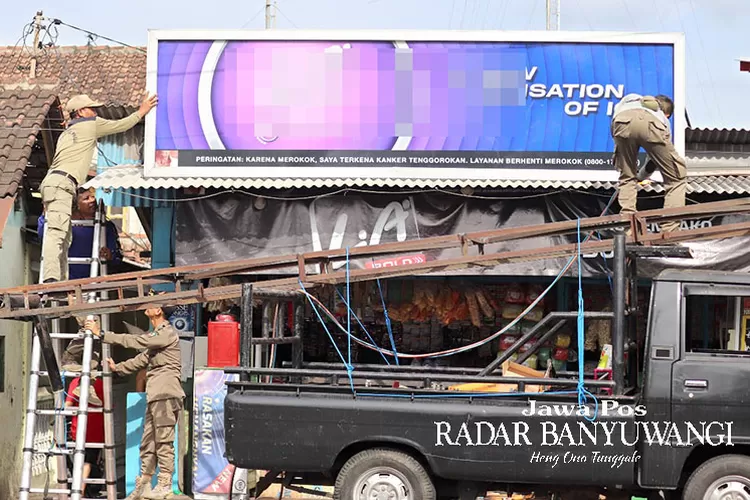 3-reklame-di-banyuwangi-dibongkar-paksa,-satpol-pp-fokus-iklan-rokok