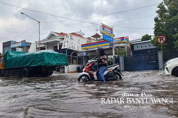 diguyur-hujan-sebentar,-jalan-a-yani-banyuwangi-jadi-sungai-dadakan