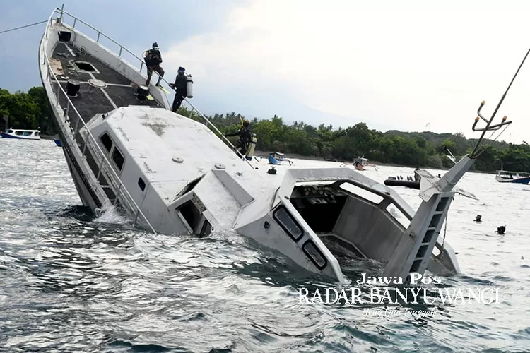 tiga-kapal-milik-tni-al-ditenggelamkan-di-pantai-bangsring-banyuwangi,-ada-apa?-–-radar-banyuwangi