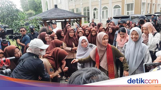 atikoh-ke-ponpes-darun-najah-malang,-minta-doa-ri-dapat-pemimpin-amanah