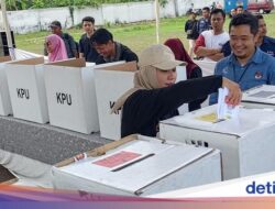 Ribuan Petugas TPS Banyuwangi Simulasi Pencoblosan Pemilu 2024