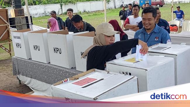 ribuan-petugas-tps-banyuwangi-simulasi-pencoblosan-pemilu-2024
