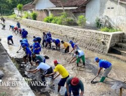 Warga dan Petani Banyuwangi Gotong Royong Bersihkan Lumpur Sungai di Dam Garit Singojuruh