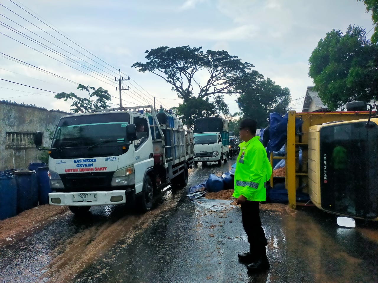 truk-diesel-terguling-saat-ganti-ban-di-wongsorejo