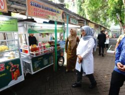 Dukung Warung Naik Kelas, BPR Jatim Berikan Bantuan Gerobak kepada Puluhan PKL Banyuwangi