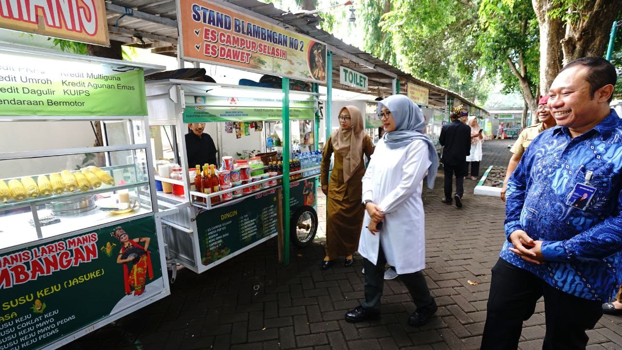dukung-warung-naik-kelas,-bpr-jatim-berikan-bantuan-gerobak-kepada-puluhan-pkl-banyuwangi