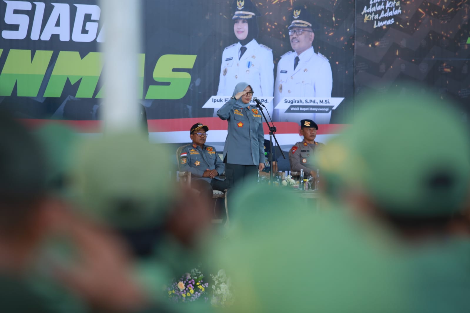 persiapan-pemilu,-bupati-ipuk-pimpin-apel-siaga-linmas