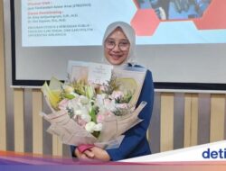 Senyum Bupati Ipuk Rampungkan Studi Magister di FISIP Unair