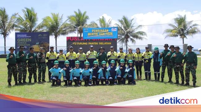 kala-pt-bsi-latih-para-srikandi-banyuwangi-operasikan-alat-berat