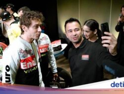 Bikin Bangga! Valentino Rossi Pakai Jaket Bermotif Batik Khas Banyuwangi