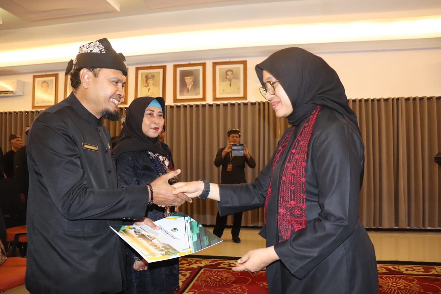 bupati-ipuk-lantik-55-kepala-sd-dan-smp-se-banyuwangi