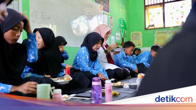 ajak-warga-sadar-gizi-dengan-isi-piringku,-bupati-ipuk-sarapan-bareng-siswa-sd