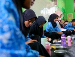 Ngantor di Desa Bupati Ipuk Sarapan Bareng dengan Siswa SD