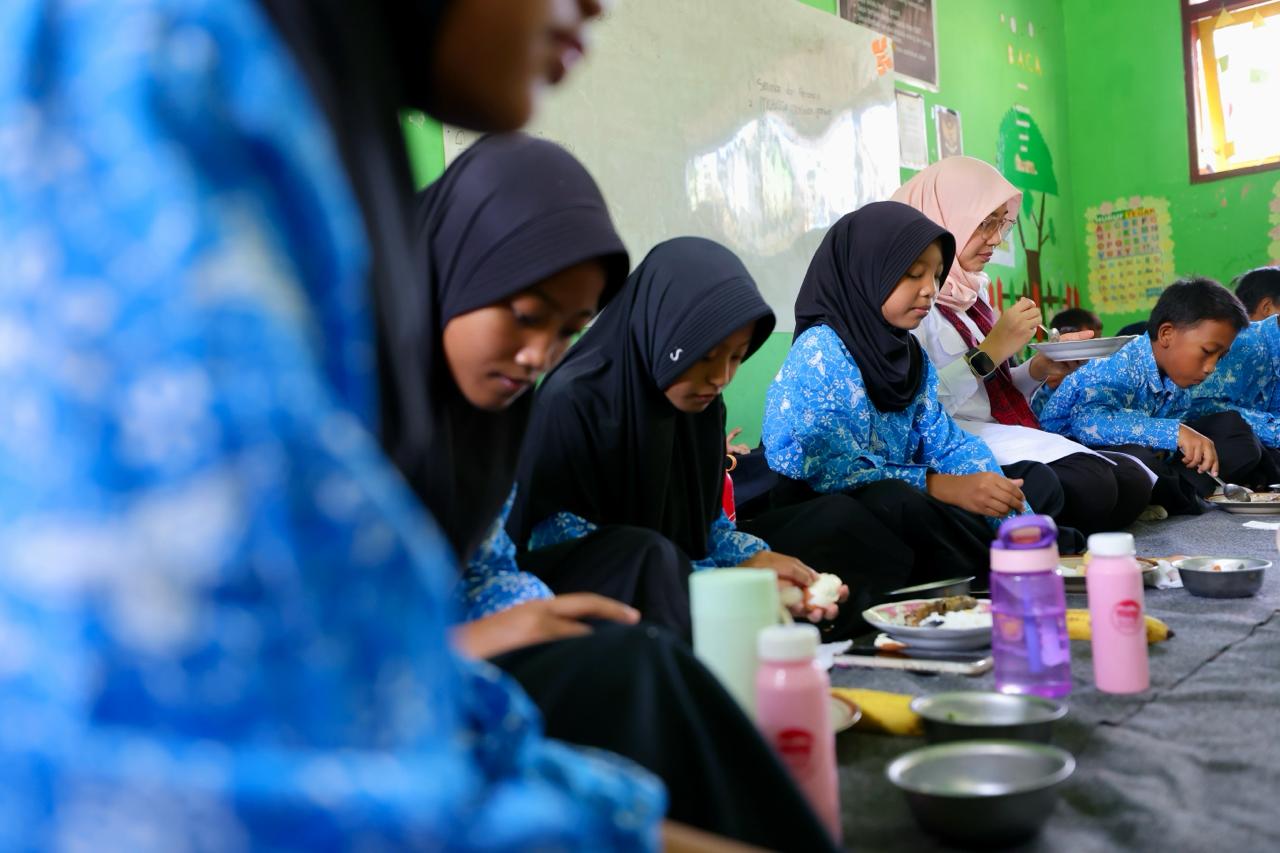 ngantor-di-desa-bupati-ipuk-sarapan-bareng-dengan-siswa-sd