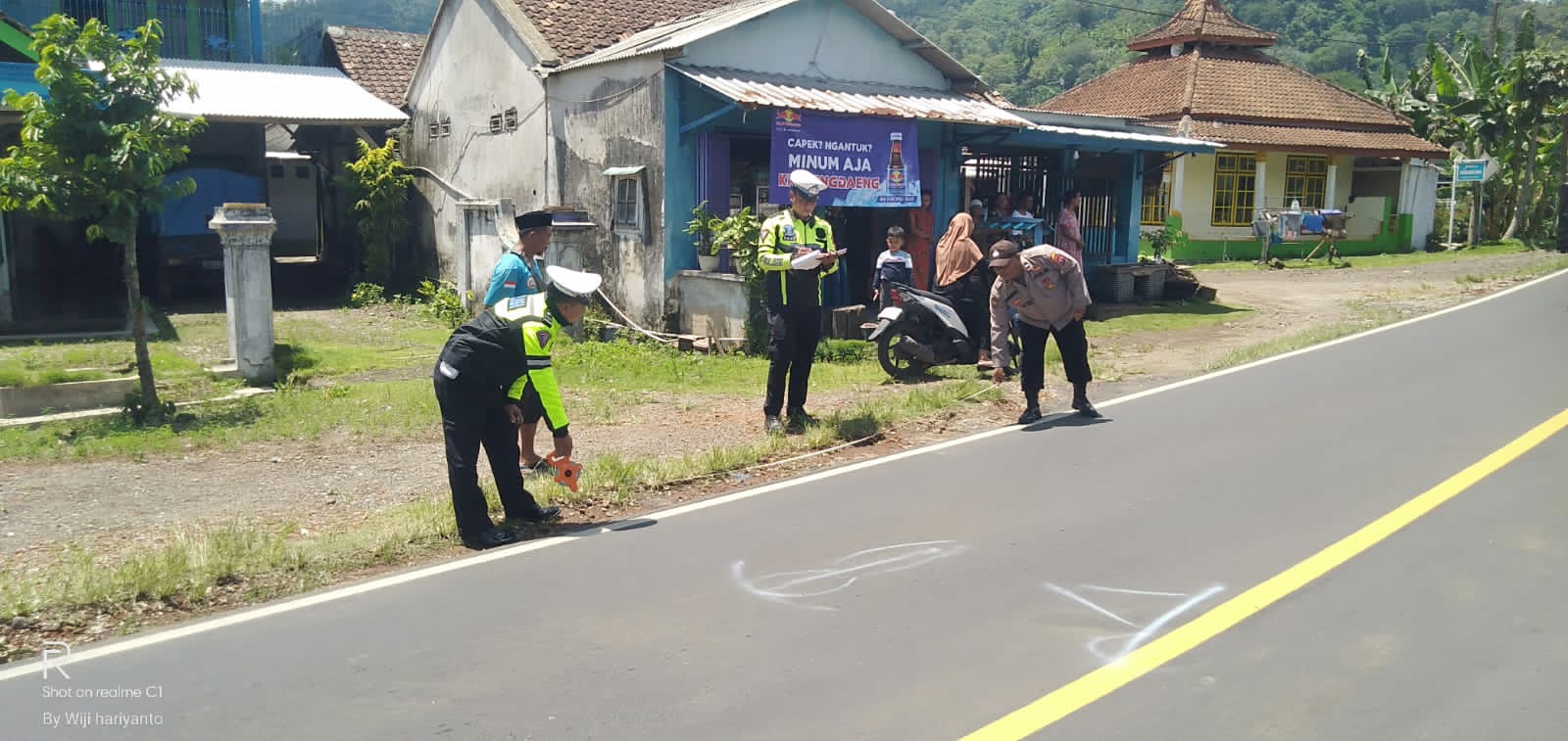 gagal-menyalip,-pengendara-roda-dua-di-kalibaru-malah-tabrak-truk