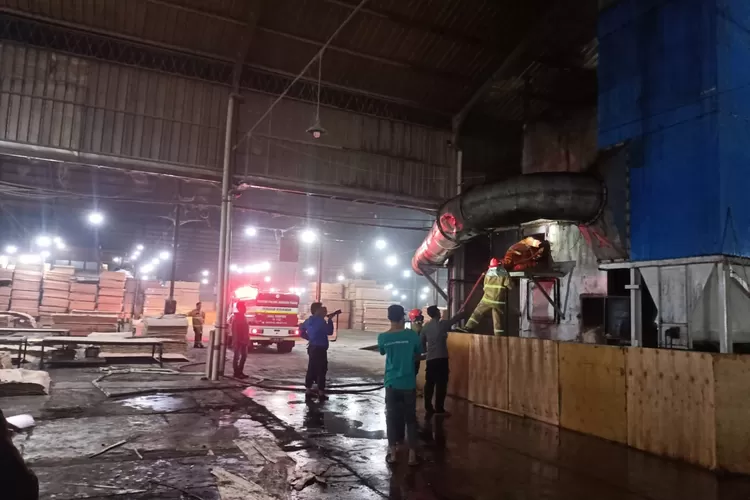 korsleting-dan-percikan-api-kompak-bikin-pabrik-triplek-di-benelan-lor-banyuwangi-gosong