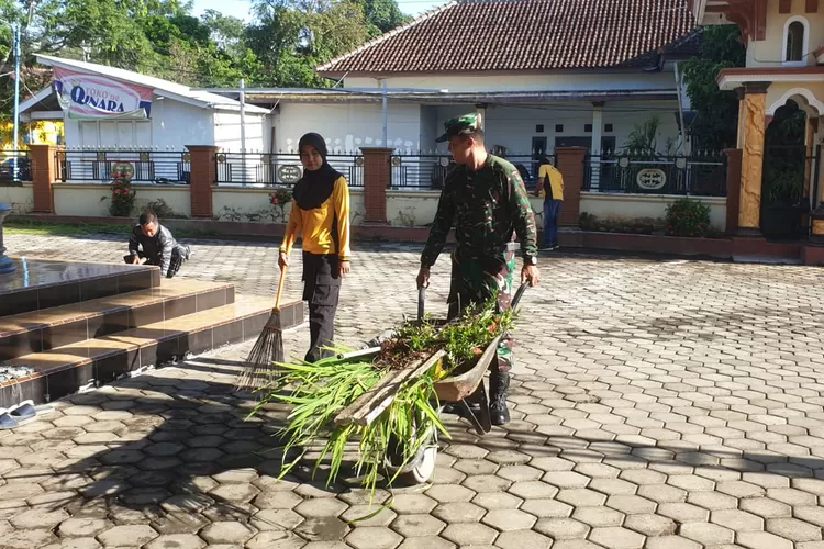 bersihkan-masjid-di-desa-karangbendo-demi-jaga-kamtibmas-dan-kekompakan-tni-polri-banyuwangi