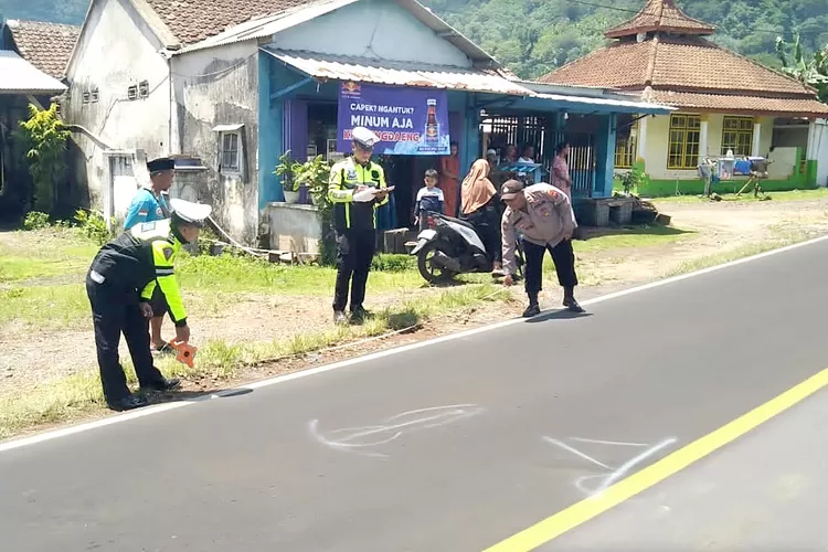 gagal-nyalip-mobil-boks,-pemotor-di-kalibaru-banyuwangi-disantap-truk
