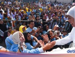 Momen Khofifah Borong Es Teh Saat Kampanyekan Prabowo-Gibran di Banyuwangi