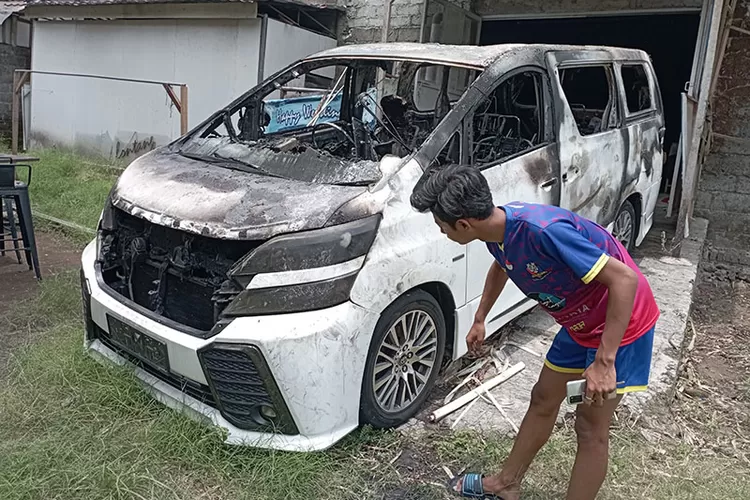 efek-sekolah-dan-mobil-terbakar,-wandra-rugi-750-juta
