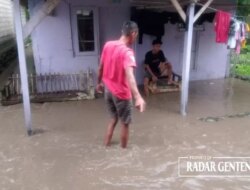 Hujan Deras Cukup Lama Membuat Sungai Kedungringin Meluap Hingga Genangi Rumah Warga