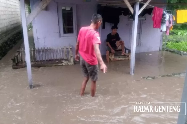 hujan-deras-cukup-lama-membuat-sungai-kedungringin-meluap-hingga-genangi-rumah-warga