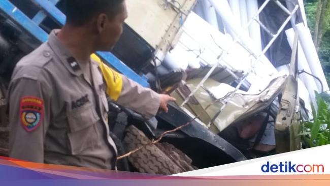 truk-muat-paralon-terjun-ke-jurang-gumitir,-sopir-tewas-terjepit